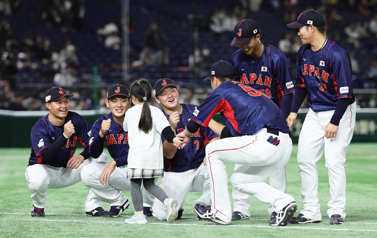 試合前のセレモニーで秋広（左から4人目）をかがんでタッチで迎える、左から森下、野村、牧（撮影・足立雅史）