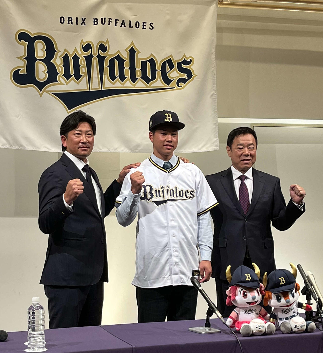仮契約を行ったオリックス・ドラフト1位の上田西・横山（中央）。右は福良GM、左は担当の小松スカウト（撮影・磯綾乃）
