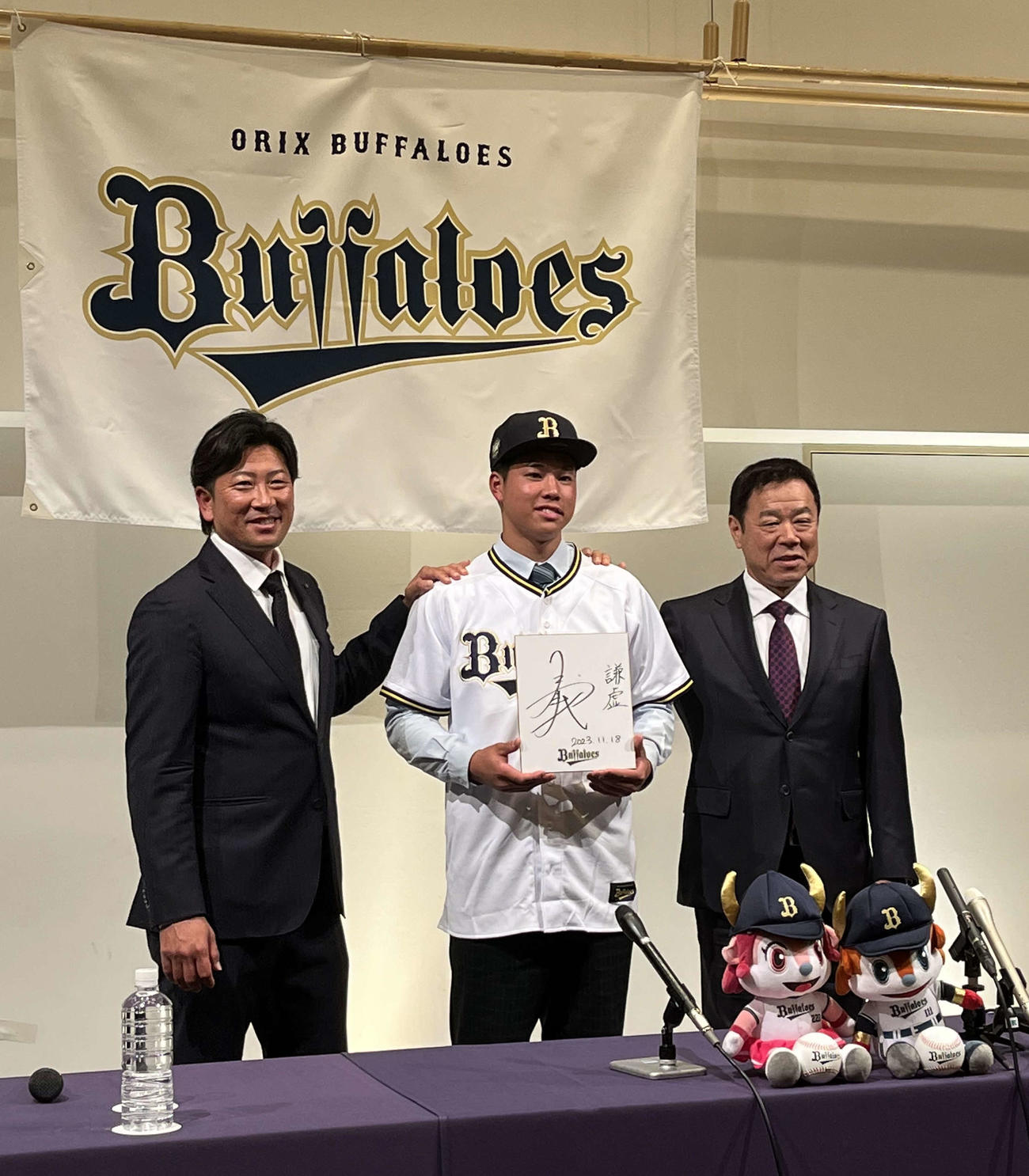 仮契約を行ったオリックス・ドラフト1位の上田西・横山（中央）。右は福良GM、左は担当の小松スカウト（撮影・磯綾乃）