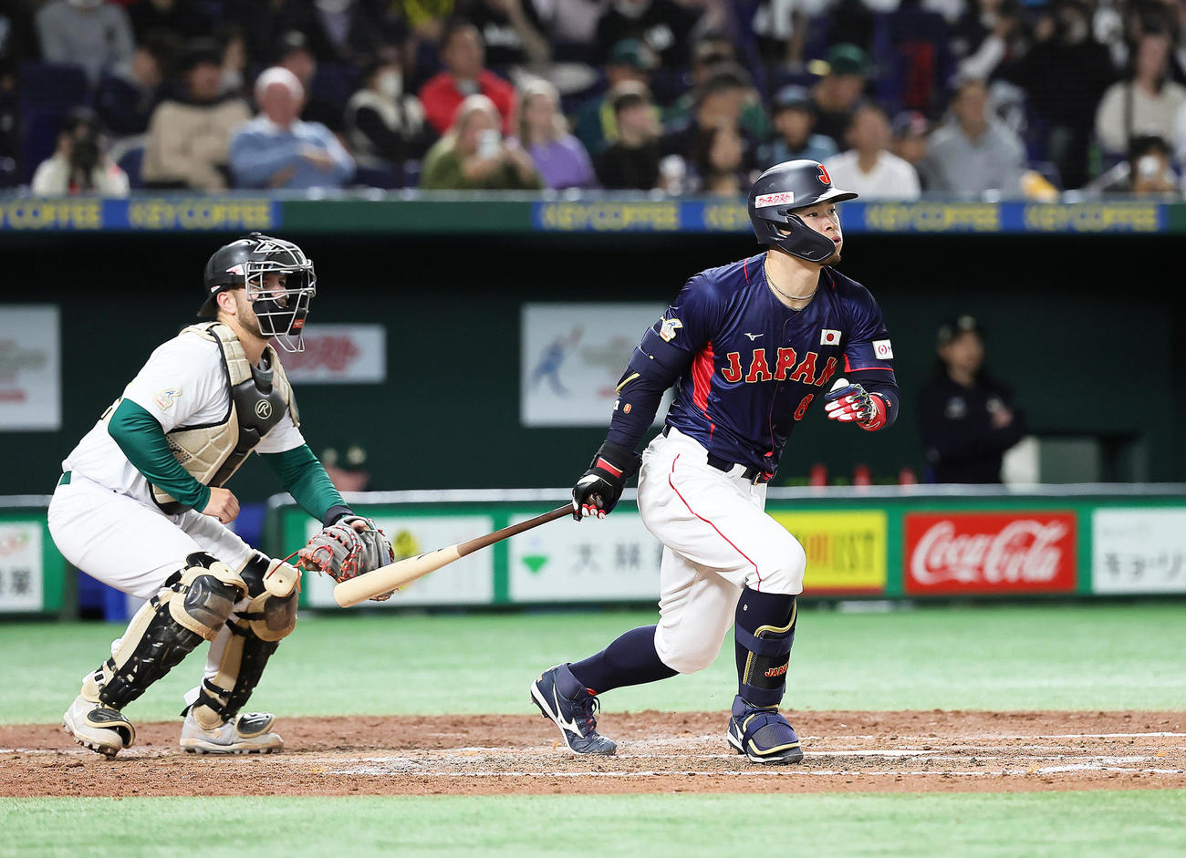日本対オーストラリア　5回表日本無死、佐藤輝は右前打を放つ（撮影・足立雅史）