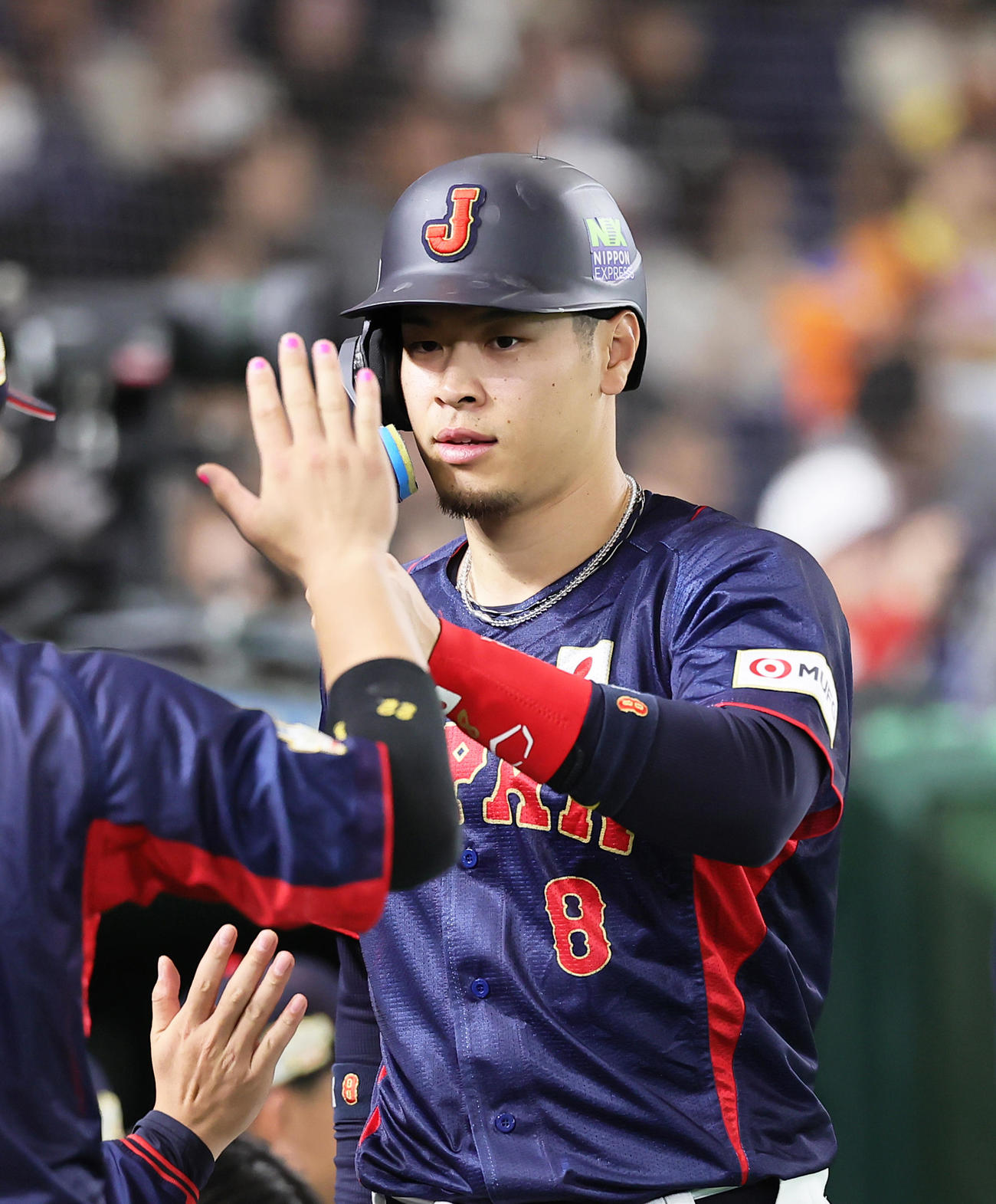 日本対オーストラリア　7回表日本2死満塁、藤原の右前2点適時打で生還した佐藤輝（撮影・足立雅史）