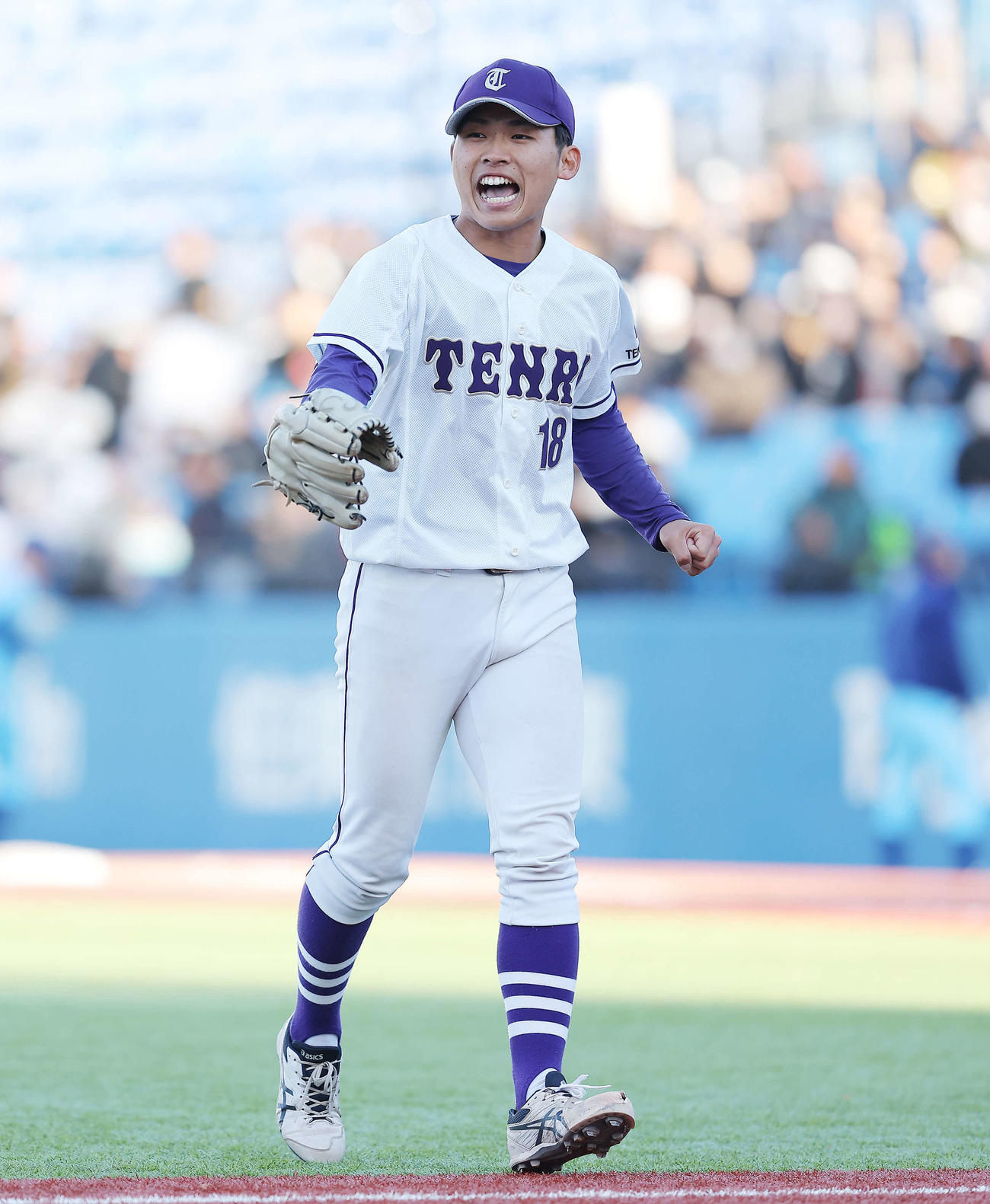 日体大対天理大　7回表を抑える天理大・本間（撮影・河田真司）