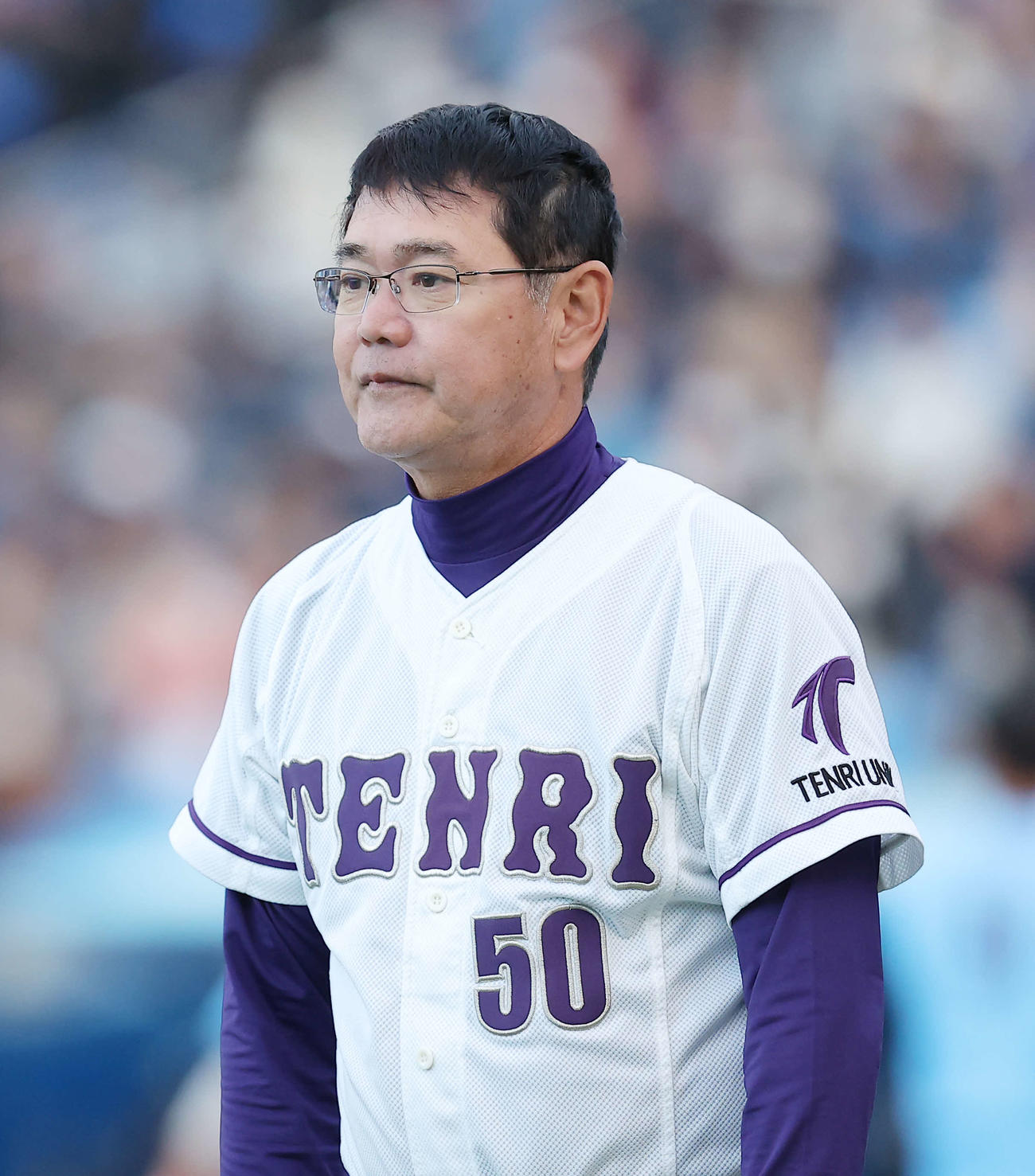 日体大対天理大　日体大に敗れあいさつする天理大・藤原監督（撮影・河田真司）