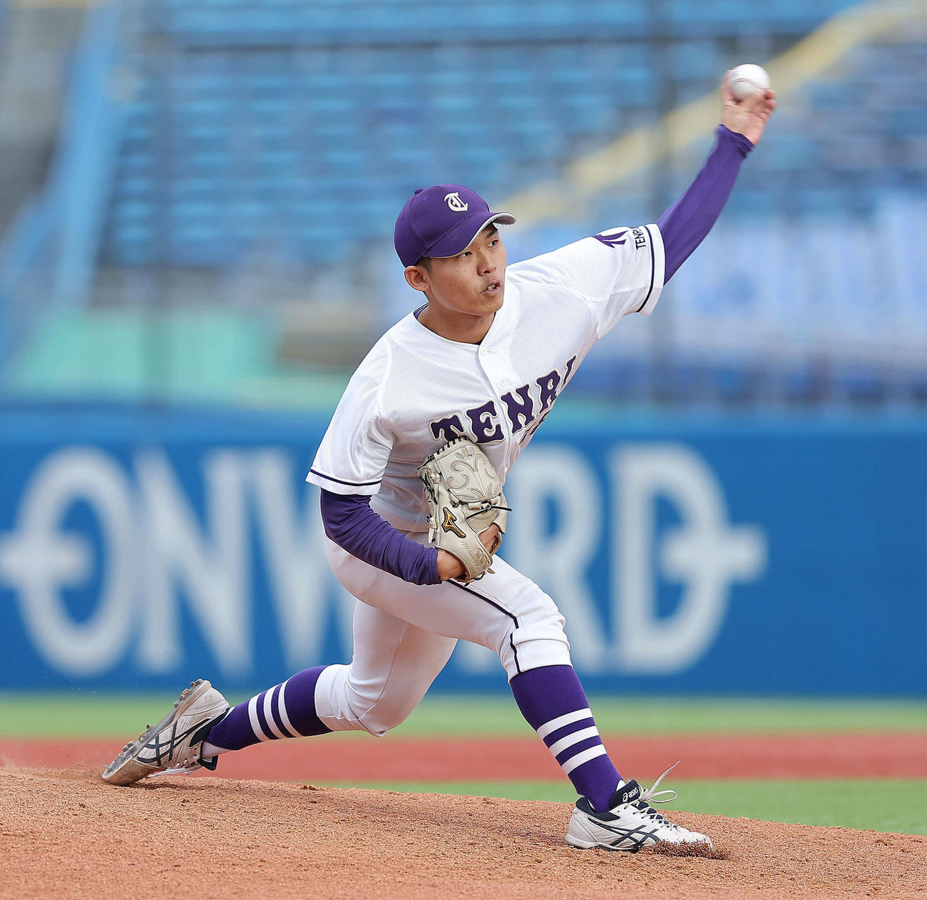 日体大対天理大　4回表日体大無死一塁、2番手で登板する天理大・本間（撮影・河田真司）