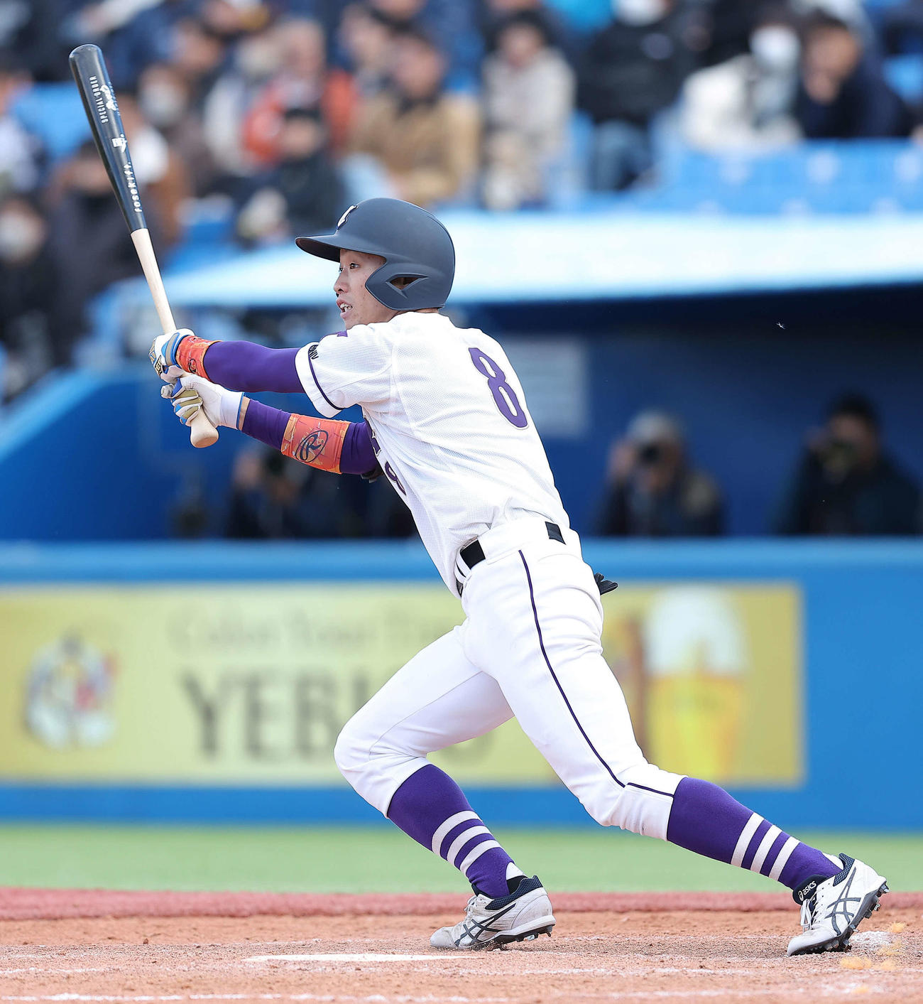 日体大対天理大　5回裏天理大1死一二塁、左前打を放つ井脇（撮影・河田真司）