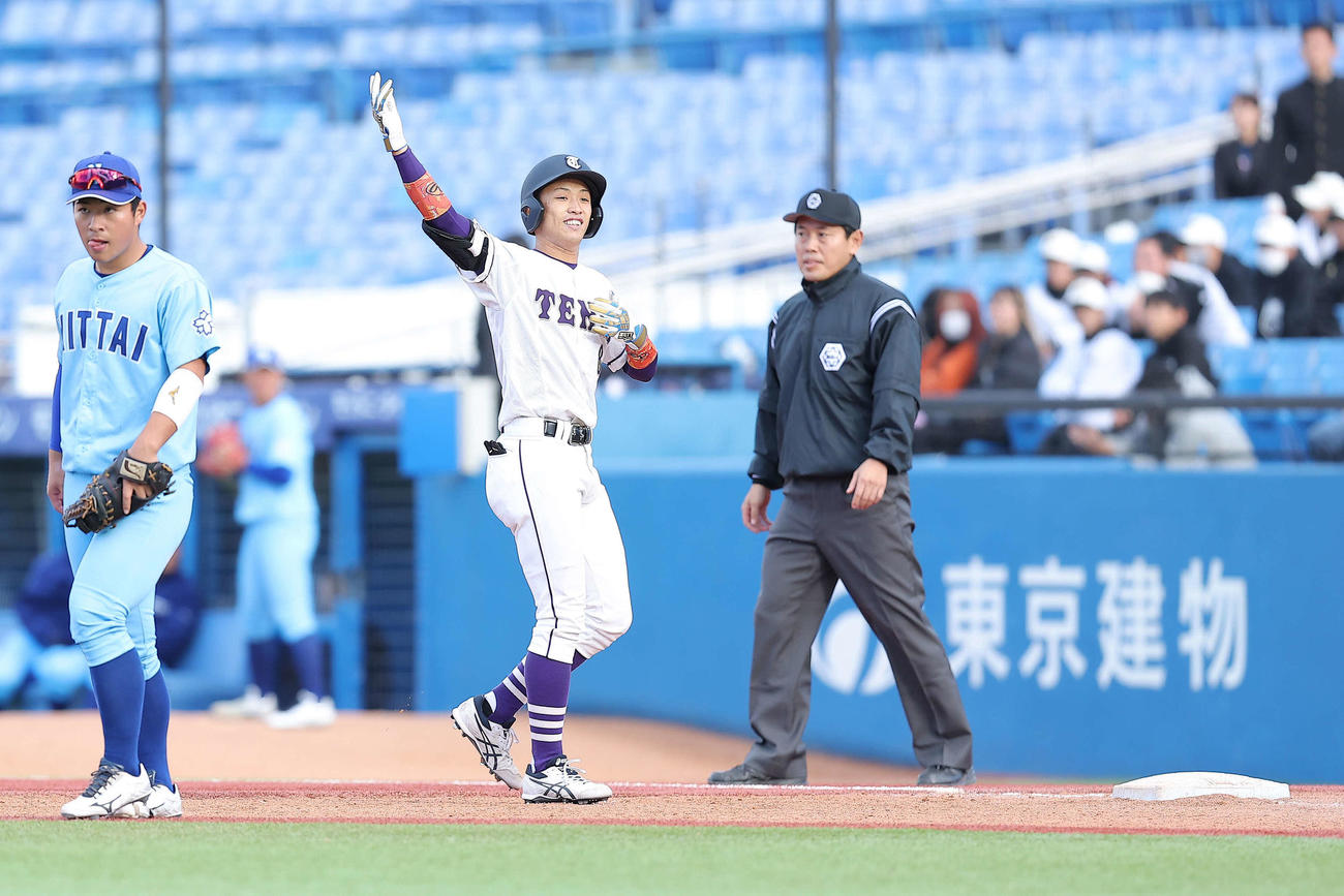 日体大対天理大　5回裏天理大1死一二塁、左前打を放ち出塁する井脇（撮影・河田真司）