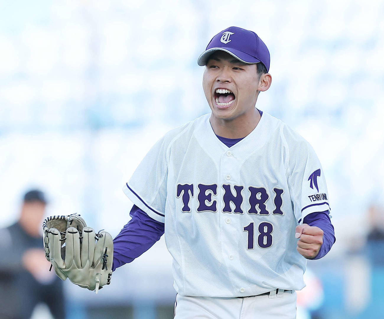 日体大対天理大　7回表を抑えガッツポーズする天理大・本間（撮影・河田真司）