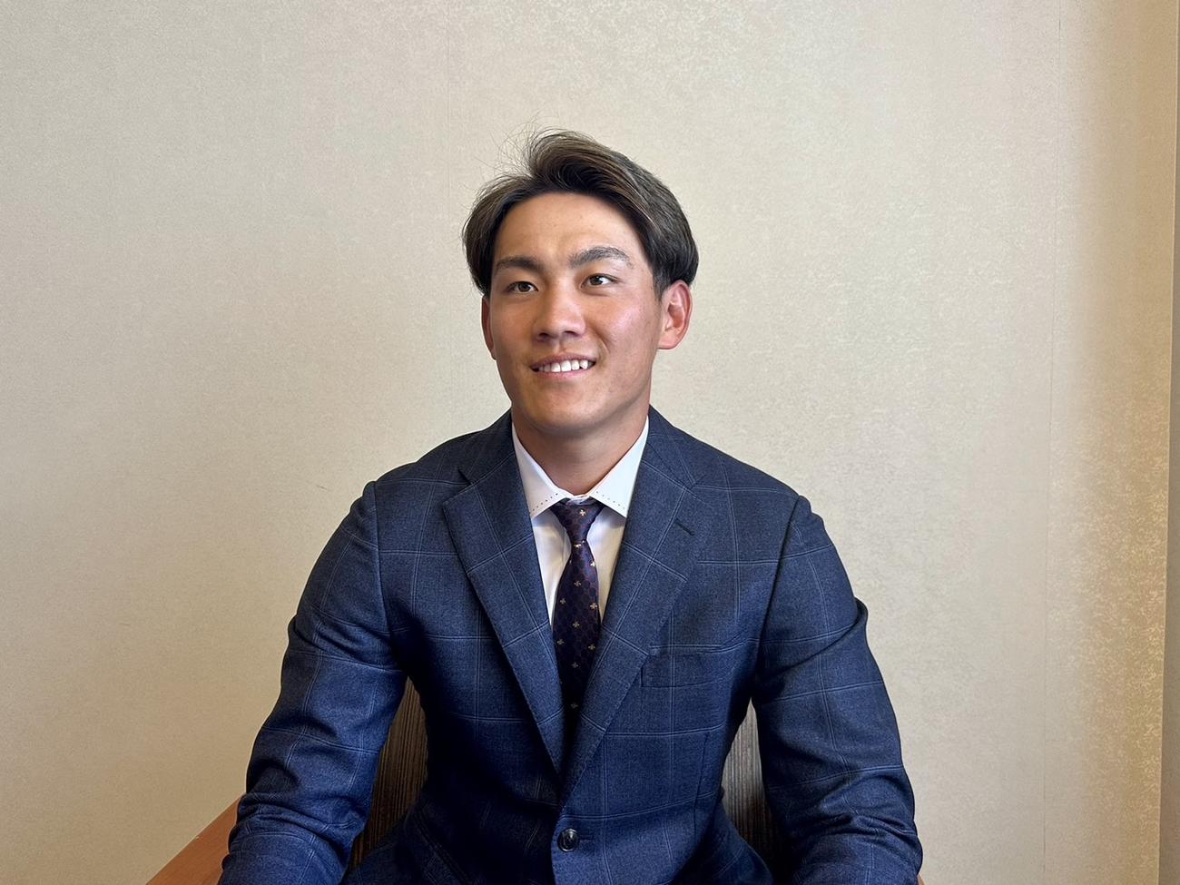 契約更改に臨んだオリックス元（球団提供）