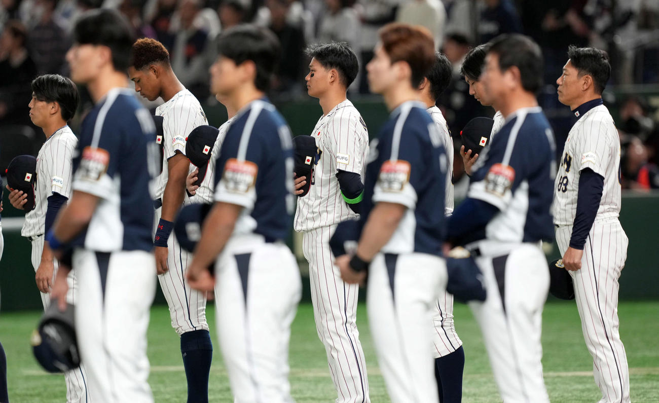 日本対韓国　君が代斉唱に引き締まった表情の日本森下（中央）（撮影・たえ見朱実）