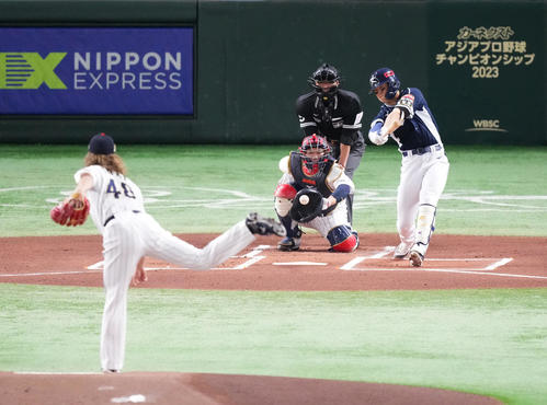 日本対韓国 1回表韓国1死、空振りの三振に倒れる金倒永。投手今井(撮影・菅敏)