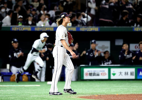 日本対韓国 3回表韓国1死一、二塁、盧施〓に2点適時二塁打を浴びた今井(撮影・足立雅史)