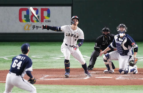 日本対韓国 6回裏日本1死三塁、同点の中犠飛を放つ佐藤輝(撮影・菅敏)