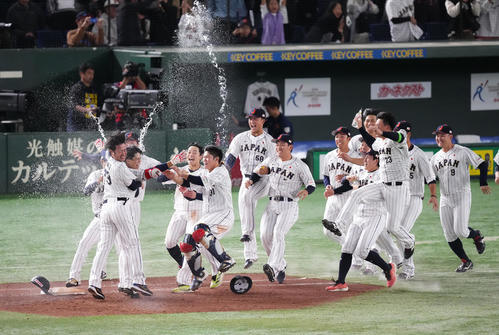 日本対韓国 10回裏日本2死満塁、門脇のサヨナラ打で歓喜するナイン(撮影・菅敏)
