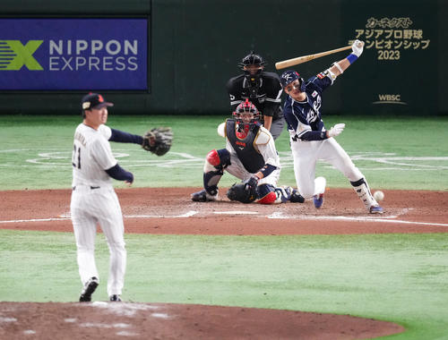 日本対韓国 10回表韓国2死三塁、中適時打を放つ尹橦熙。投手吉村(撮影・菅敏)