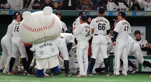 日本対韓国 円陣を組むナインに笑顔を見せる日本井端監督(右端)(撮影・たえ見朱実)