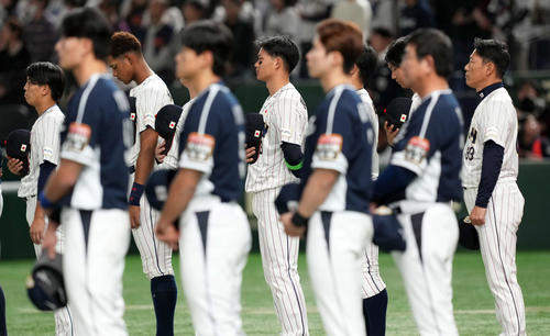 日本対韓国 君が代斉唱に引き締まった表情の日本森下(中央)(撮影・たえ見朱実)