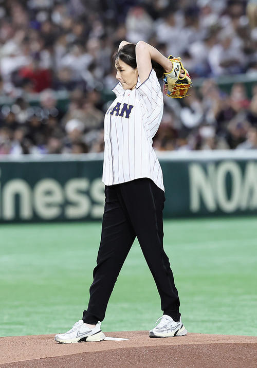 日本対韓国 始球式を務めた井川遥(撮影・足立雅史)