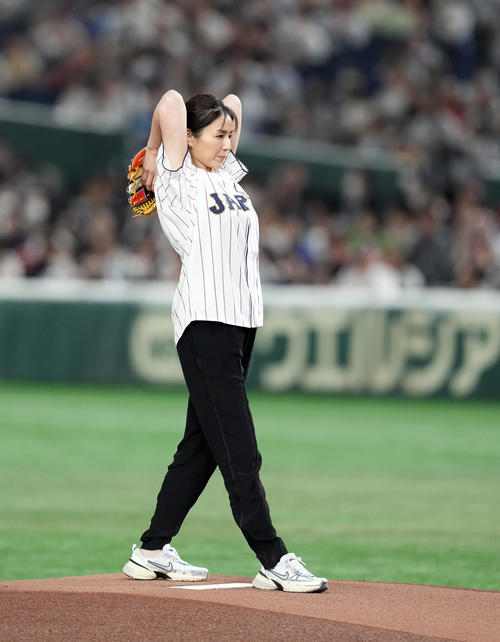 日本対韓国 始球式を務めた井川遥(撮影・たえ見朱実)
