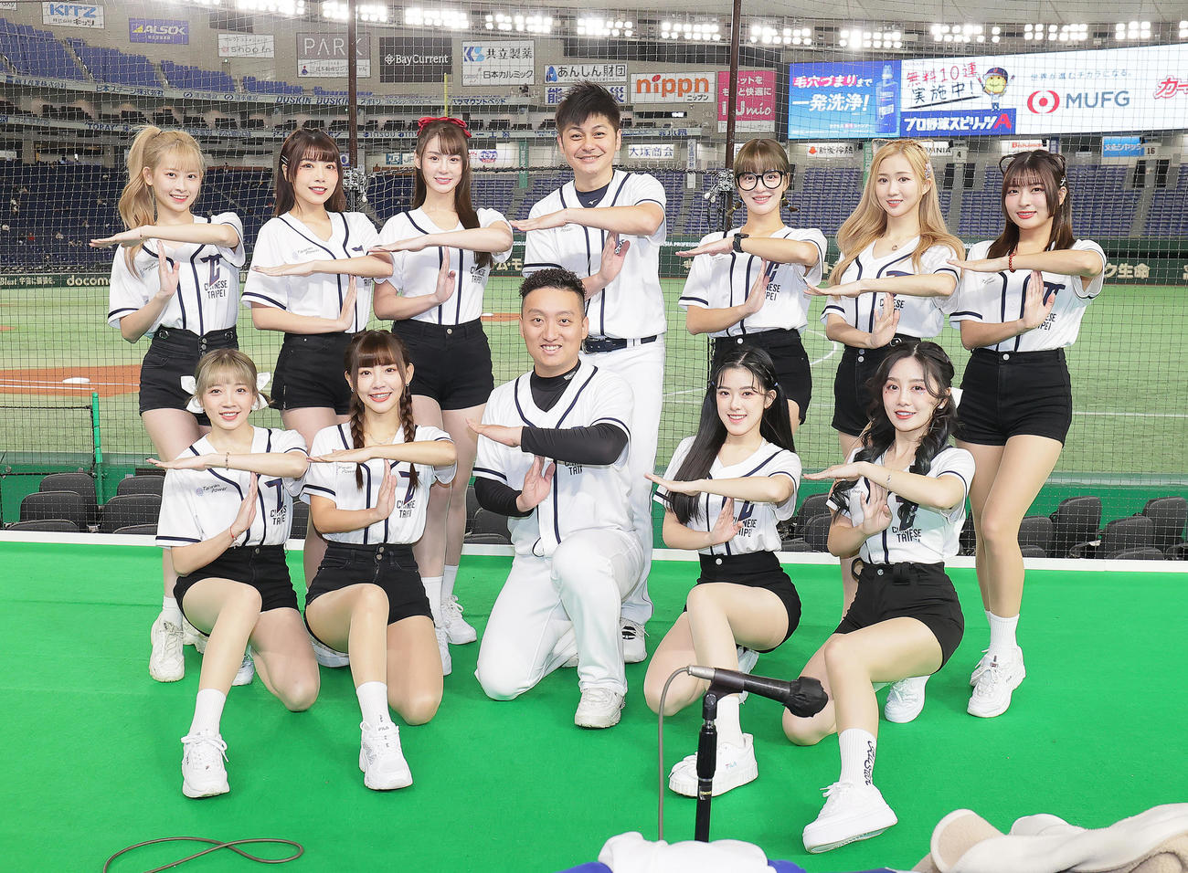 台湾対オーストラリア　スタンドで記念撮影する台湾のチア（撮影・足立雅史）