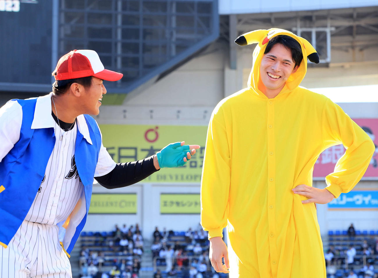ロッテファンフェスタのアチアチカップル対決変装部門でピカチュウに扮（ふん）した佐々木朗（右）は、サトシに扮（ふん）した松川の隣で照れ笑い（撮影・浅見桂子）