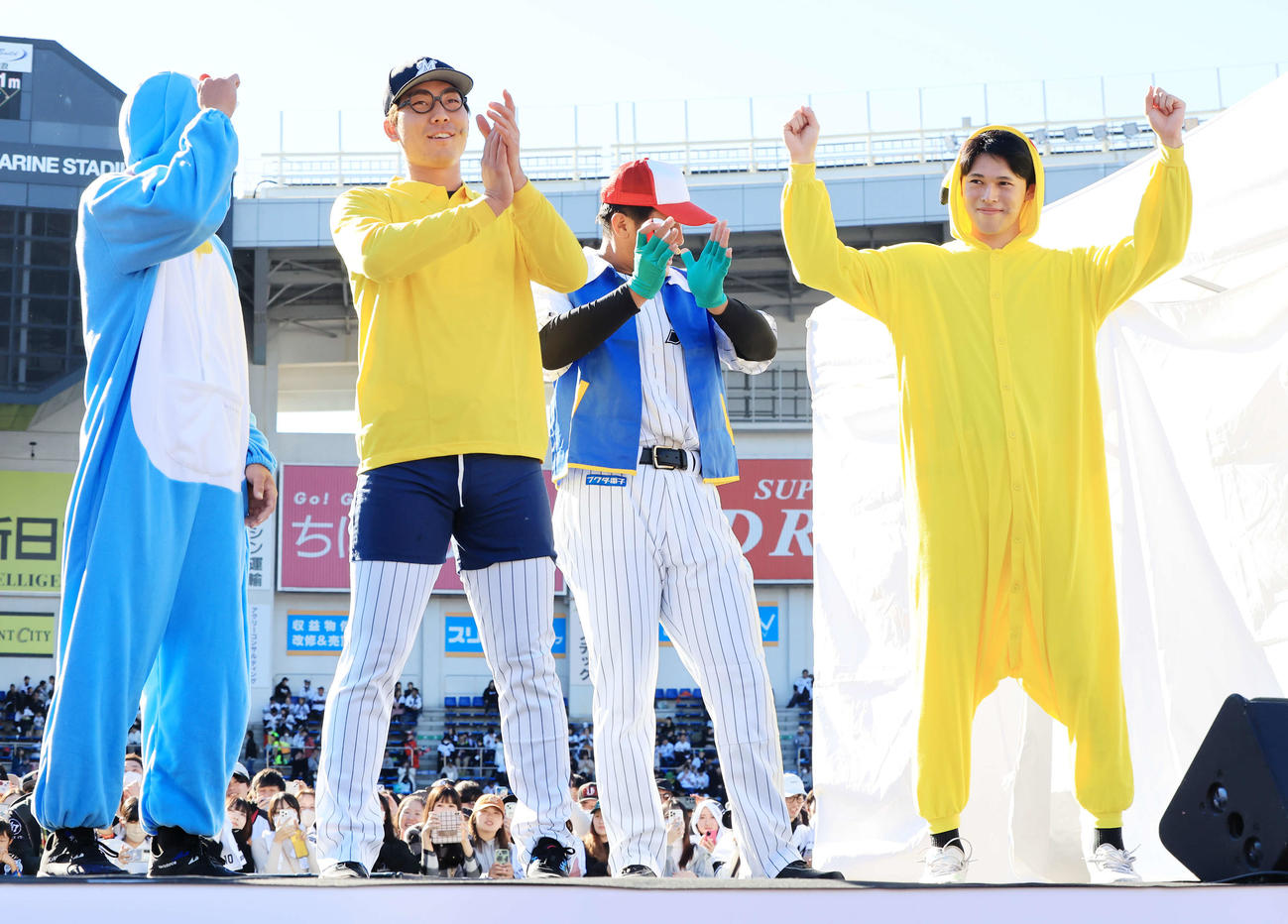 ロッテファンフェスタのアチアチカップル対決変装部門でピカチュウに扮（ふん）して勝利し、ガッツポーズする佐々木朗（右）。左から友杉、茶谷、松川（撮影・浅見桂子）