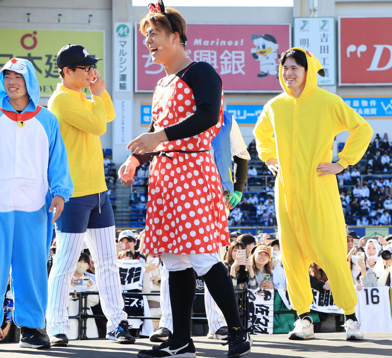 ロッテファンフェスタのアチアチカップル対決変装部門でミニーちゃんに扮（ふん）した山口（手前）の奥で笑顔の佐々木朗（右）（撮影・浅見桂子）