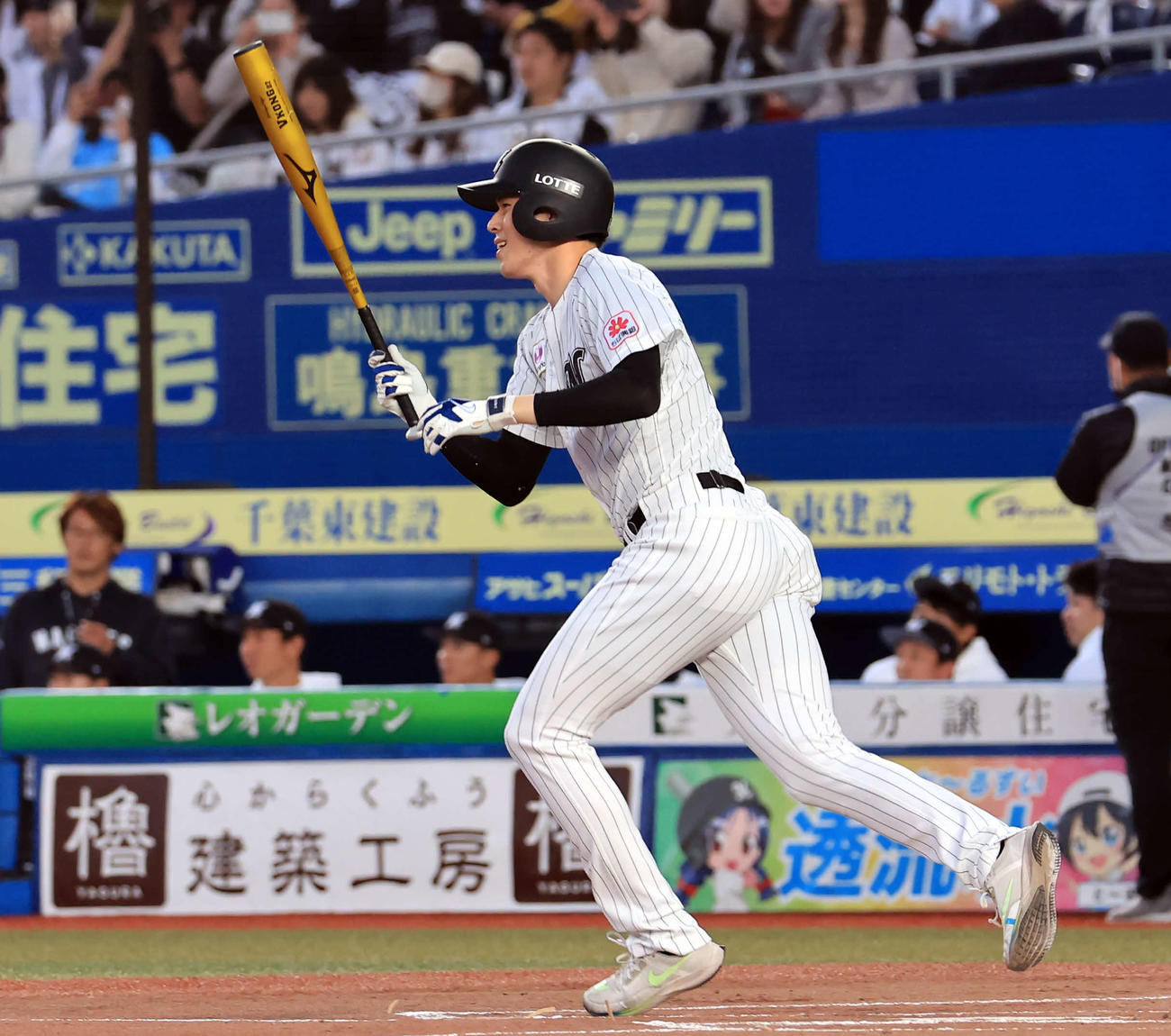 ロッテファンフェスタ白黒野球対決で、代打で中前打を放つ佐々木朗（撮影・浅見桂子）