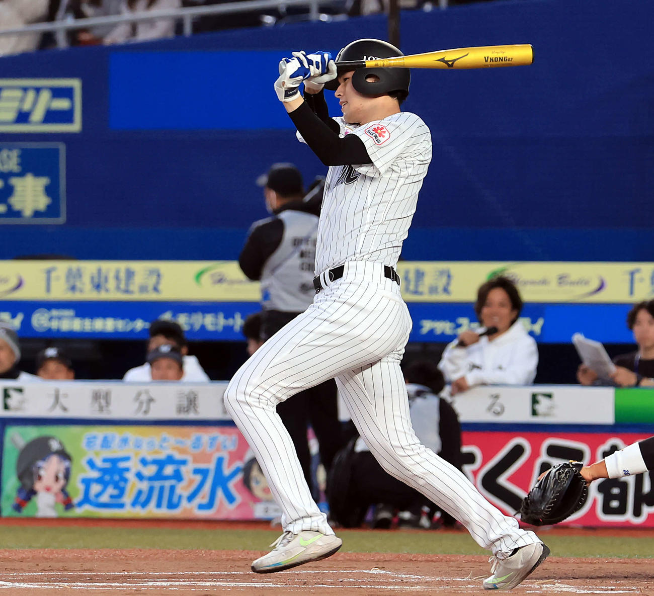 ロッテファンフェスタ白黒野球対決で、代打で中前打を放つ佐々木朗（撮影・浅見桂子）