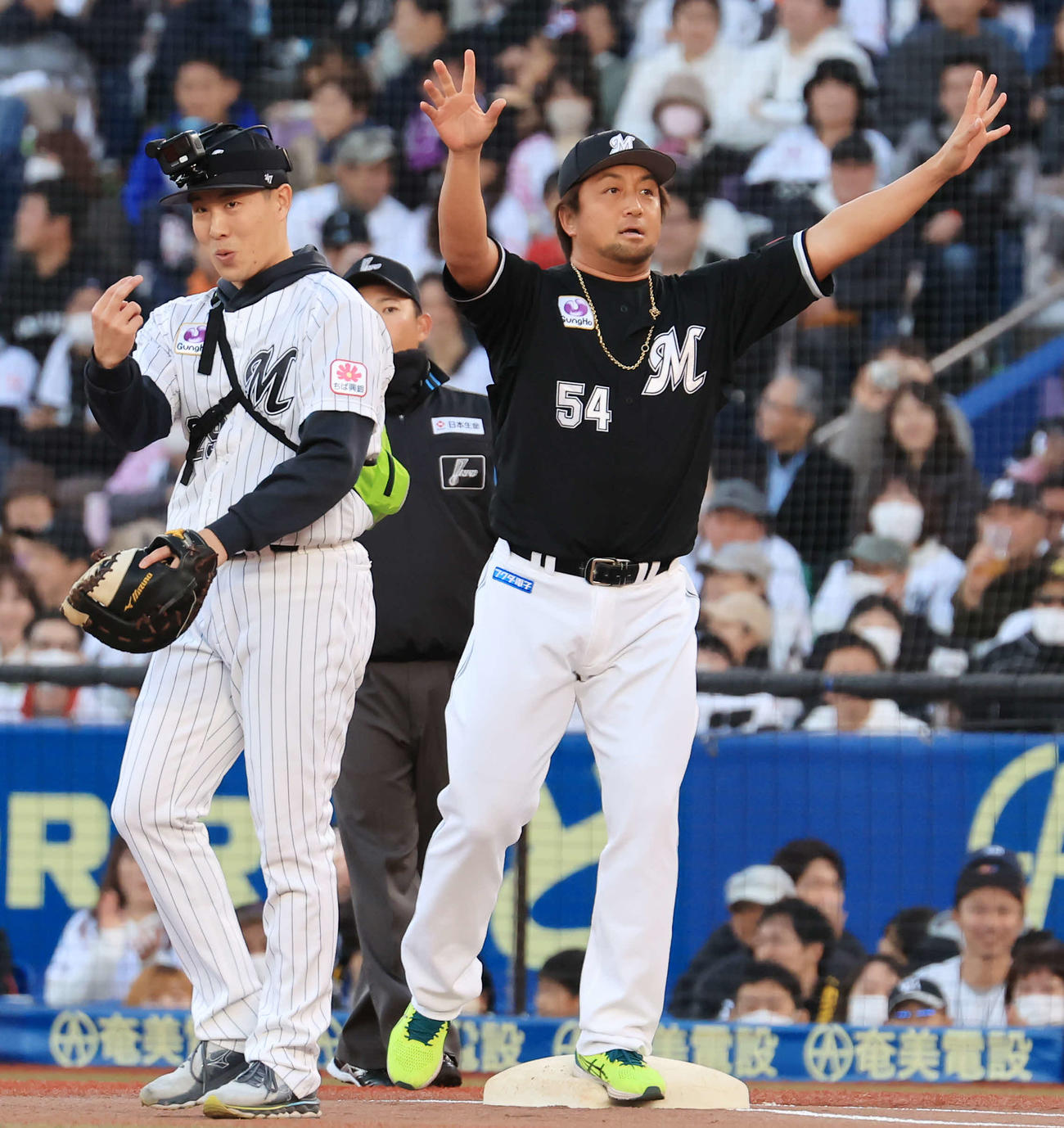 ロッテファンフェスタ白黒野球対決で、得点を挙げ、バンザイで喜ぶ沢村（右）（撮影・浅見桂子）