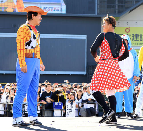 ロッテファンフェスタのアチアチカップル対決変装部門でミニーちゃんに扮（ふん）した山口（右）だが、チャックが閉まらず。左はウッディになりきる安田（撮影・浅見桂子）