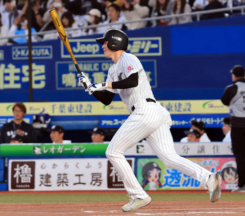ロッテファンフェスタ白黒野球対決で、代打で中前打を放つ佐々木朗（撮影・浅見桂子）