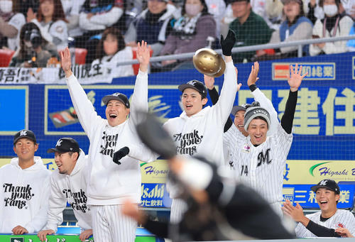 ロッテファンフェスタ白黒野球対決で、得点を挙げ、金のヘルメットを飛ばして喜ぶ佐々木朗（中央）ら（撮影・浅見桂子）