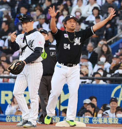ロッテファンフェスタ白黒野球対決で、得点を挙げ、バンザイで喜ぶ沢村（右）（撮影・浅見桂子）