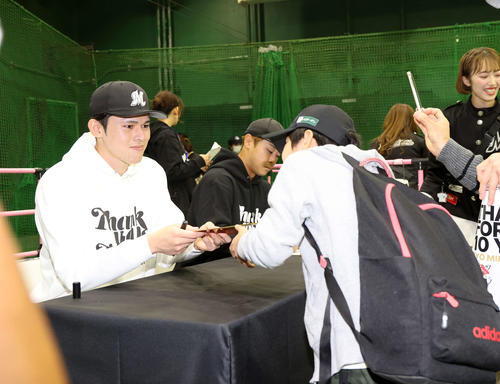 ロッテのファンフェスタで、少年のファンに笑顔でサインする佐々木朗ら（撮影・浅見桂子）