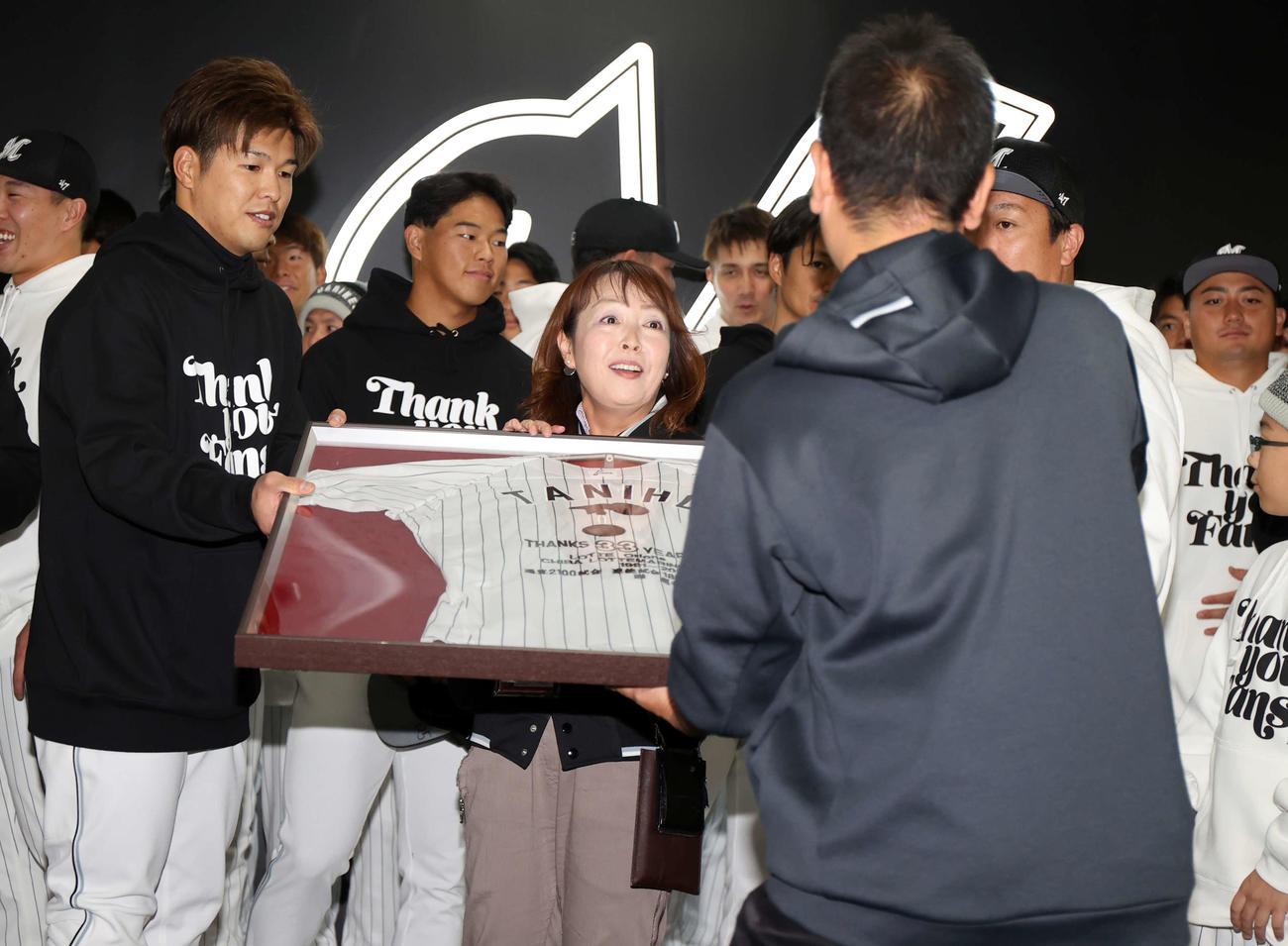 ロッテファンフェスタ開始前、アナウンス担当の谷保恵美さん（中央）は選手からサプライズでユニホームを贈られる（撮影・浅見桂子）