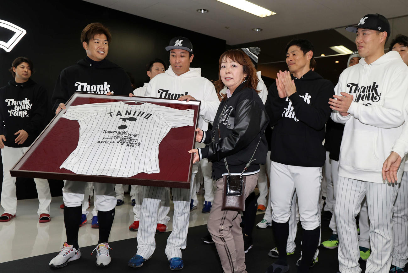 ロッテファンフェスタ開始前、アナウンス担当の谷保恵美さん（手前右）は選手からサプライズでユニホームを贈られる（撮影・浅見桂子）