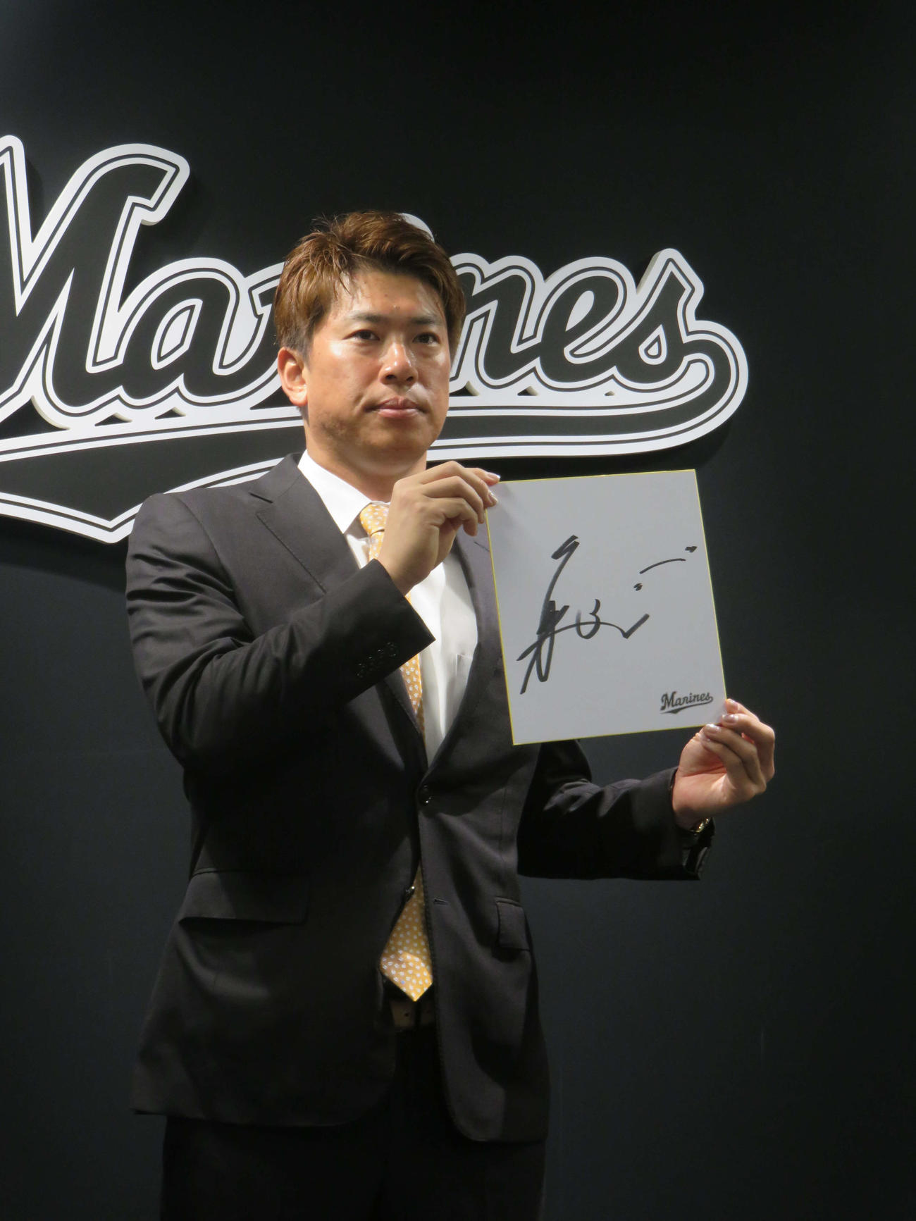 契約更改を終え、色紙に「一」としたためたロッテ角中勝也
