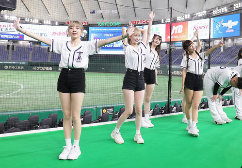 台湾対オーストラリア　チームのサヨナラ勝ちを喜ぶ台湾チア（撮影・足立雅史）