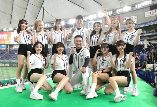台湾対オーストラリア　チームのサヨナラ勝ちに笑顔を見せる台湾チア（撮影・足立雅史）