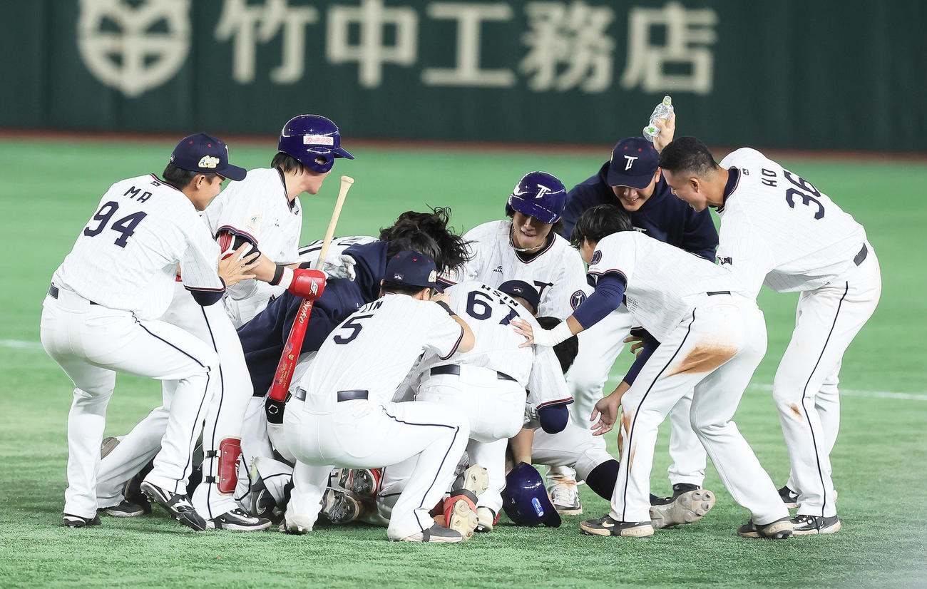 台湾対オーストラリア　サヨナラ勝ちに歓喜する台湾の選手ら（撮影・足立雅史）