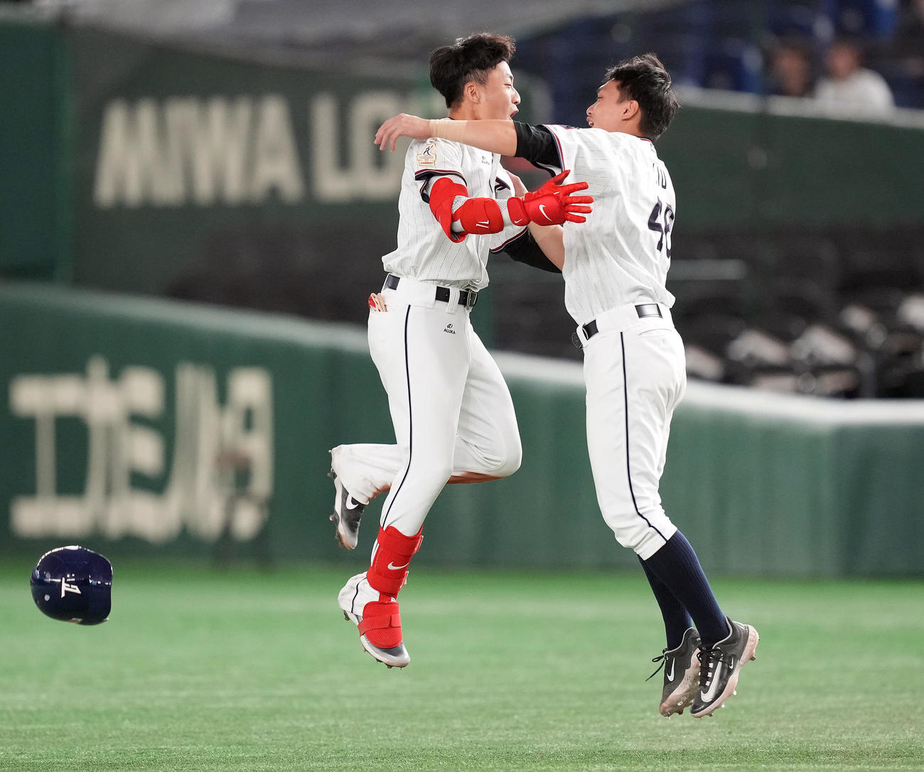 台湾対オーストラリア　9回裏台湾1死一、三塁、右前にサヨナラ打を放ち喜ぶ郭天信（左）（撮影・たえ見朱実）