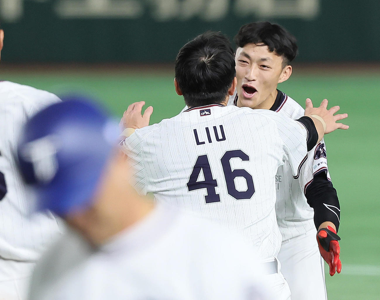 台湾対オーストラリア　9回裏台湾1死一、三塁、郭天信（右）はサヨナラ打を放ち抱き合い喜ぶ（撮影・足立雅史）