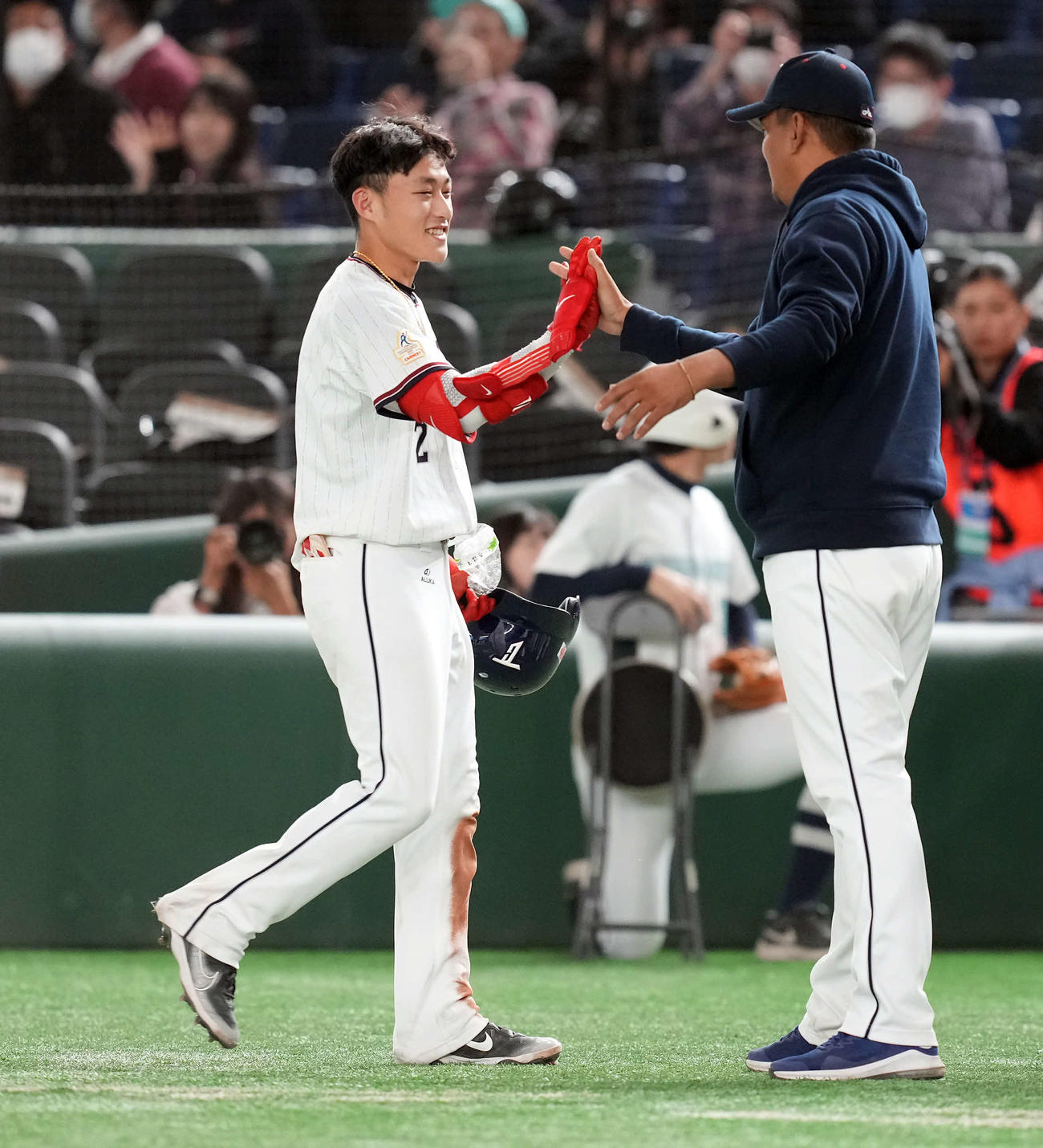 台湾対オーストラリア　9回裏、サヨナラ打を放った台湾の郭天信は陳金鋒監督と笑顔でハイタッチ（撮影・たえ見朱実）