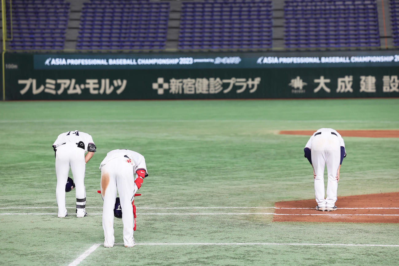 台湾対オーストラリア　試合を終え、グラウンドに深々とお辞儀する台湾の選手（撮影・足立雅史）