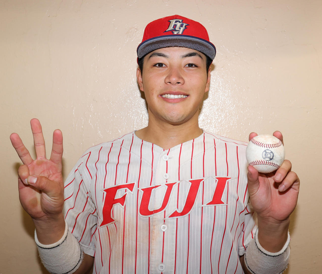 富士大対青学大　今大会3本塁打の富士大・麦谷は、記念球を手に3ポーズ（撮影・野上伸悟）
