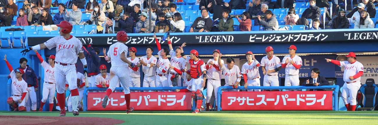 富士大対青学大　5回表富士大2死三塁、麦谷の右前適時打を喜ぶベンチ（撮影・野上伸悟）
