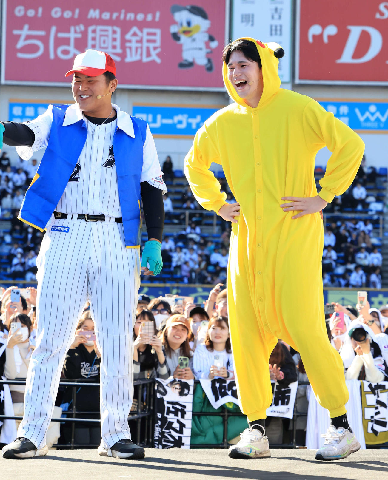 ロッテファンフェスタのアチアチカップル対決変装部門でピカチュウに扮（ふん）した佐々木朗（右）は、サトシに扮（ふん）した松川と爆笑する（撮影・浅見桂子）