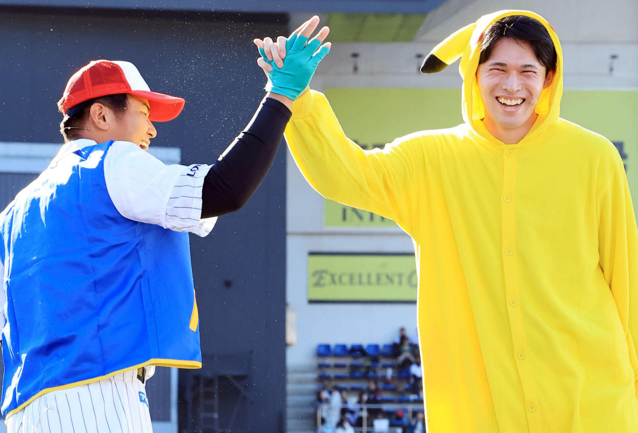 ロッテファンフェスタのアチアチカップル対決変装部門でピカチュウに扮（ふん）した佐々木朗（右）は、サトシに扮（ふん）した松川と笑顔でハイタッチ（撮影・浅見桂子）