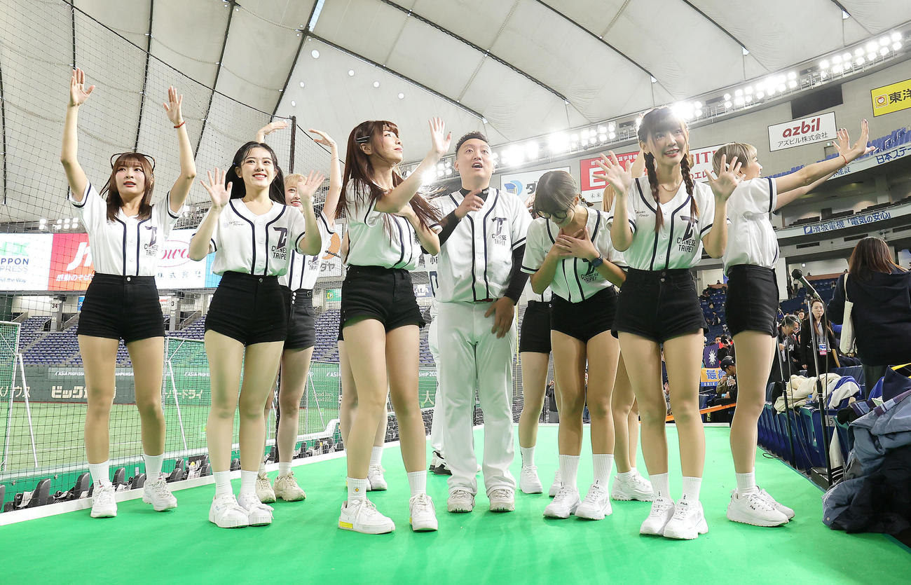 台湾対オーストラリア　試合を終え、スタンドに手を振る台湾チア（撮影・足立雅史）