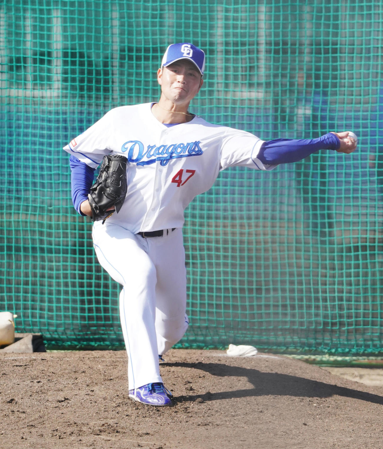 ブルペンで投球練習をする砂田（撮影・森本幸一）